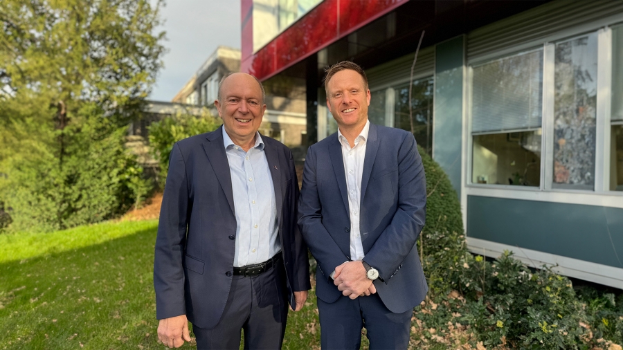 Landrat Christoph Rüther (links) begrüßt den neuen Kollegen Henrik Egeler im Paderborner Kreishaus.